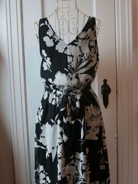 Express Black & White Floral Tie-Waist Dress